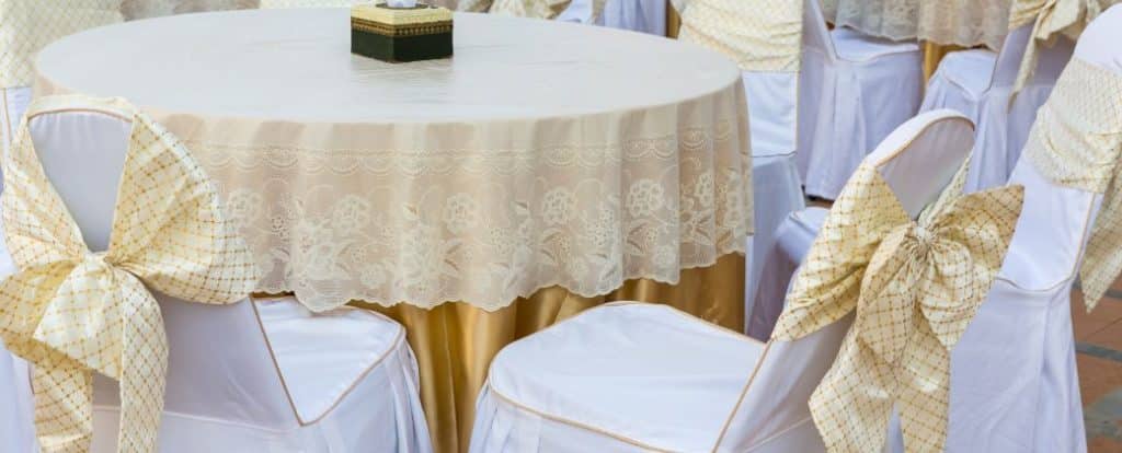 תמונה המציגה שולחנות וכיסאות מהודרים כחלק מהשירות של השכרת במות לאירועים