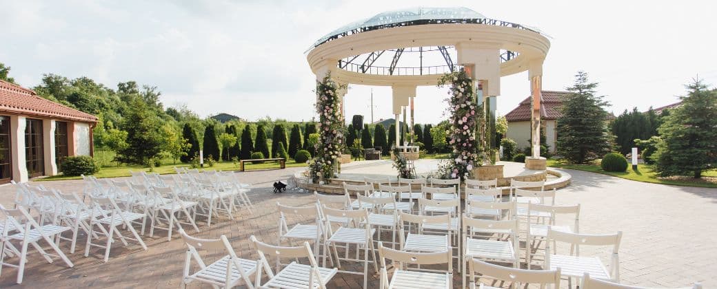 תמונה המציגה במות לאירועים מסוגים לבנים המשמשים גם בתור חופה.