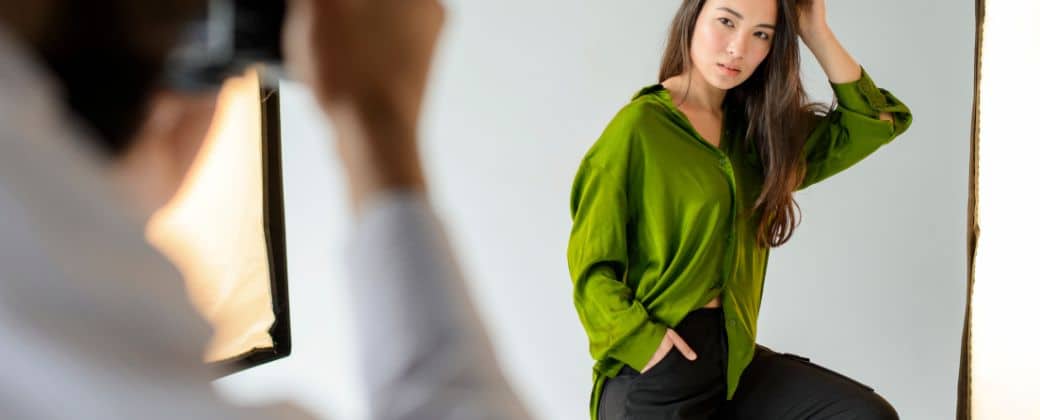 בחורה אסייאתית עם חולצה ירוקה מצטלמת