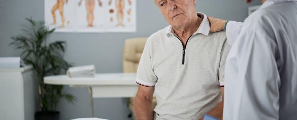 גבר מבוגר נראה מודאג וחושב לעצמו מה זה בקע מפשעתי
