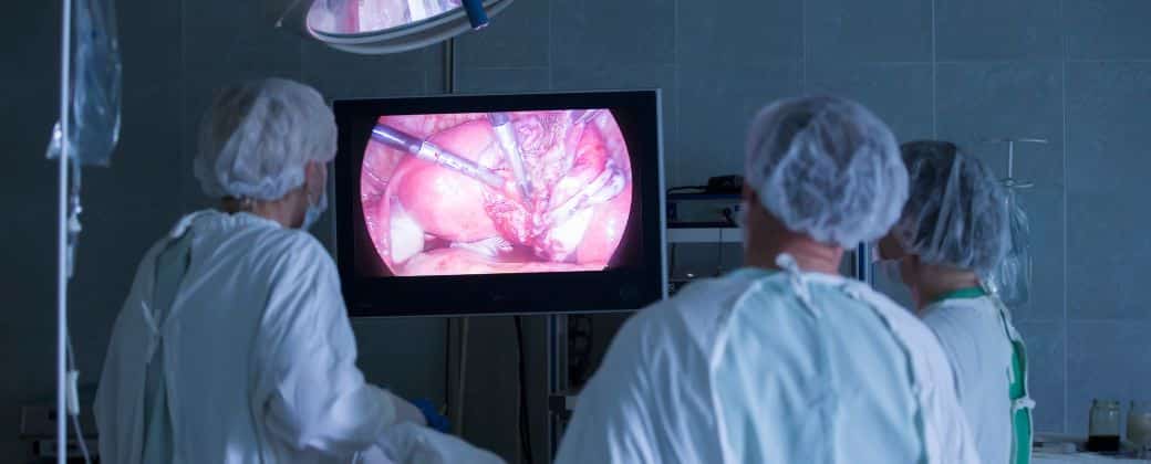 סרטן בדרכי השתן - ניתן לראות רופאים מתבוננים בצד אשר מקרין הליך כירורגי